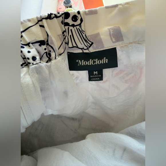 ModCloth Chic White Printed Skirt Pockets! Size M
100% Cotton mini skater GUC - Picture 2 of 11